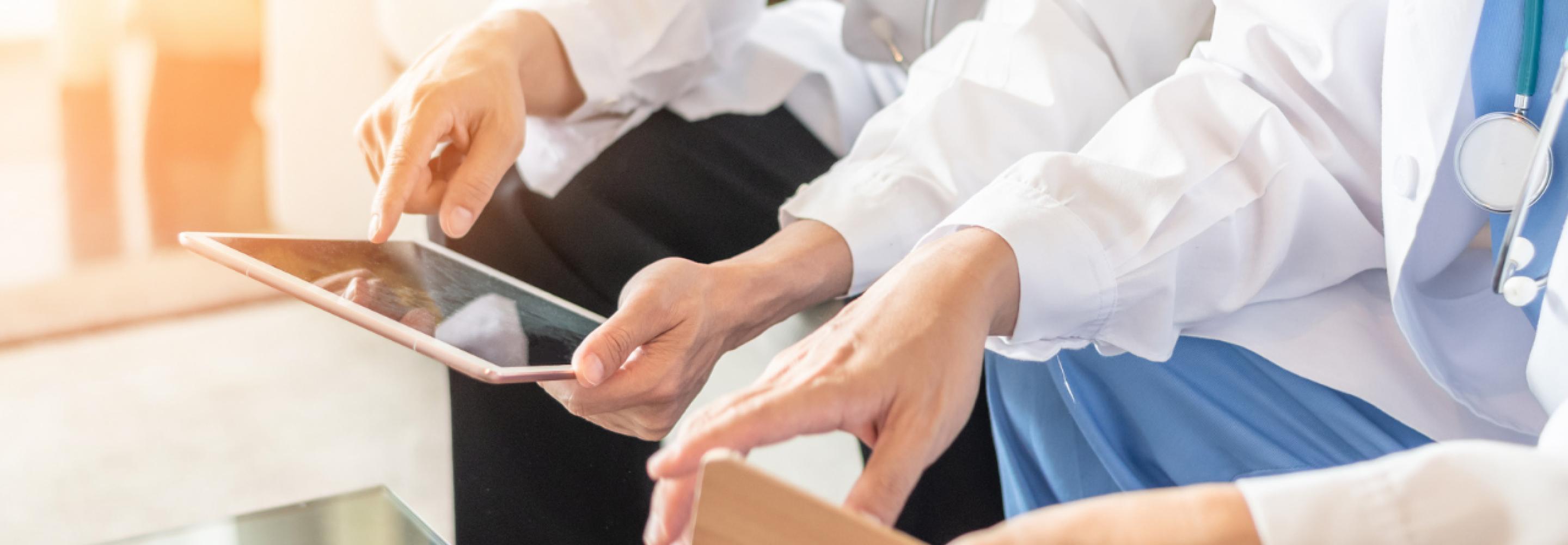 L'envers du sourire : les contrôles de conformité. Découvrez l'histoire fictive du Docteur Balun et des conséquences de cette visite de l'ARS et découvrez comment anticiper, prévenir et réduire les risques.