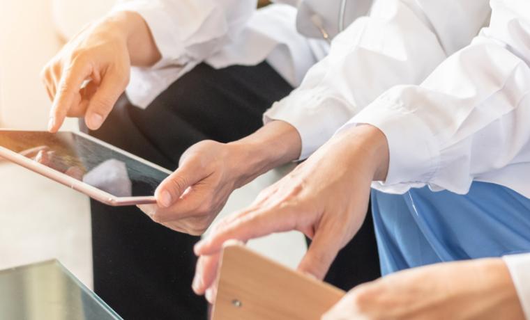 L'envers du sourire : les contrôles de conformité. Découvrez l'histoire fictive du Docteur Balun et des conséquences de cette visite de l'ARS et découvrez comment anticiper, prévenir et réduire les risques.