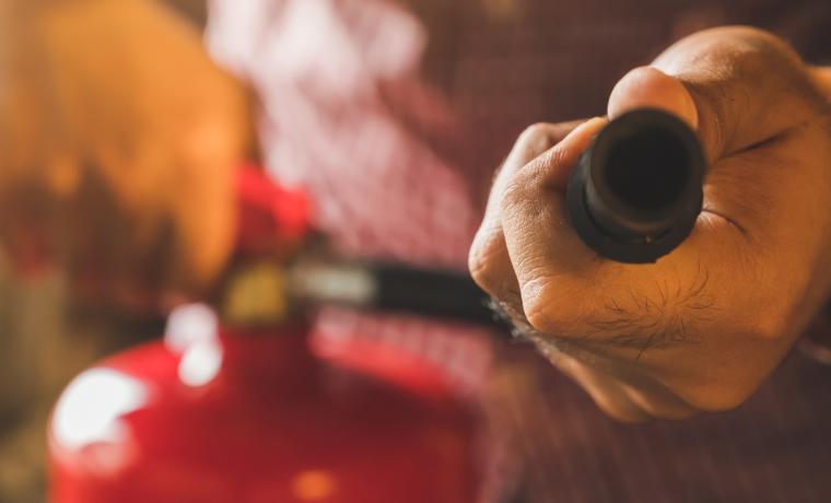 Sécurité cabinet dentaire, tout ce qu’il faut savoir sur trois piliers essentiels : incendie, électricité et ventilation.